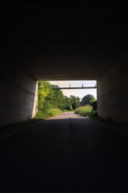 Güneşli bir günde köprünün altında yol