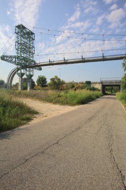 Bir köy yolunun üzerinden geçen boru hattı