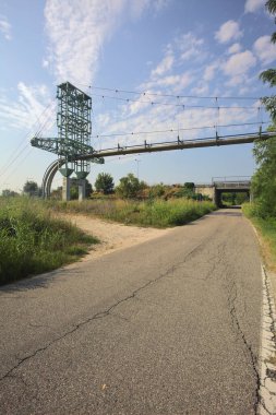 Bir köy yolunun üzerinden geçen boru hattı