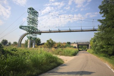 Bir köy yolunun üzerinden geçen boru hattı