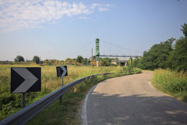 Bir köy yolunun üzerinden geçen boru hattı