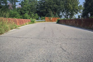 Dar köy yolu derenin üzerinde.