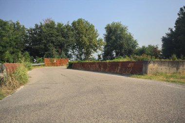 Dar köy yolu derenin üzerinde.