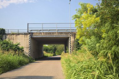 Köprünün altından geçen yol