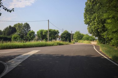 Kırsal kesişen yollarda