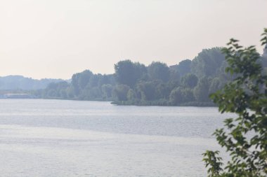 Göl kıyısına park et.