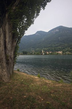 Göl günbatımı, dağlar