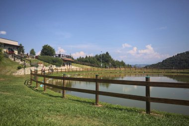 Tahta bir çitin arkasında gölet