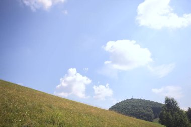 Güneşli bir günde dağın zirvesi