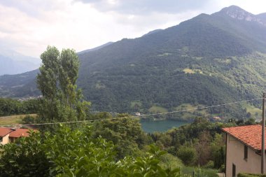 Göl kenarındaki bir uçurumda köy.