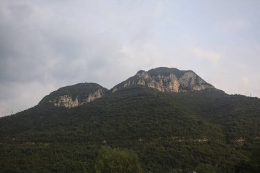 gün batımında dağ sırtlar