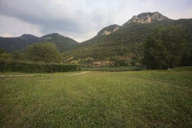 Göl kıyısında gezinti güvertesi