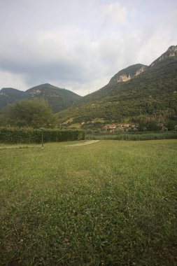 Göl kıyısında gezinti güvertesi