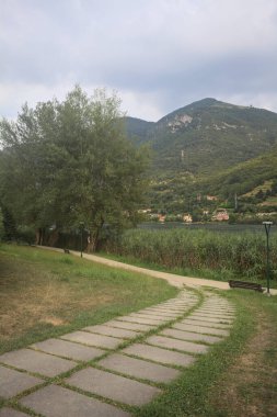 Göl kıyısındaki bankta.