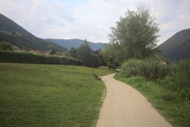 Göl kıyısında gezinti güvertesi