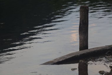 Bir gölde demirleme direği