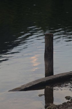 Bir gölde demirleme direği