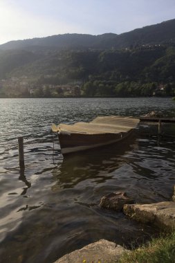 Gün batımında demirli tekne