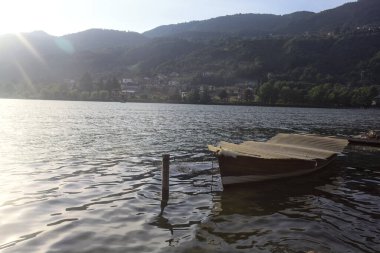 Gün batımında demirli tekne