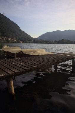 Gün batımında demirli tekne