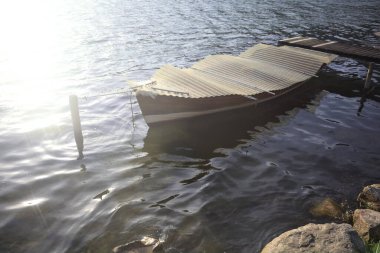 Gün batımında demirli tekne