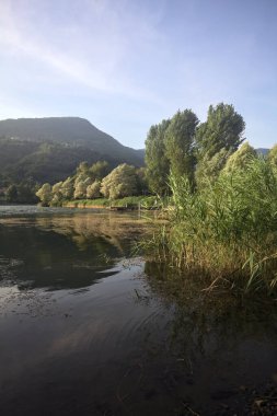 Göl kıyısına park et.