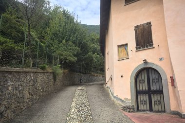 Bir yamaçta dar bir sokak