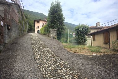 Kasabadaki bir bahçenin kapısı