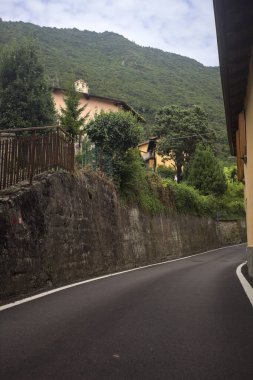 Kasabadaki ara sokaklar arasında bir çatal