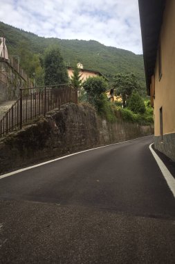 Kasabadaki ara sokaklar arasında bir çatal