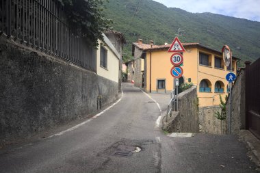 Kasabadaki ara sokaklar arasında bir çatal