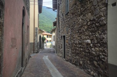 Dağlarda bir kasabada sokak