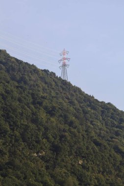 Uçurumun üzerindeki elektrik hatları