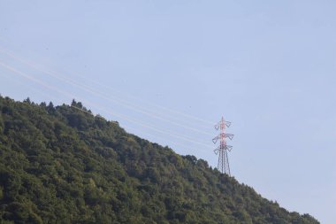 Uçurumun üzerindeki elektrik hatları