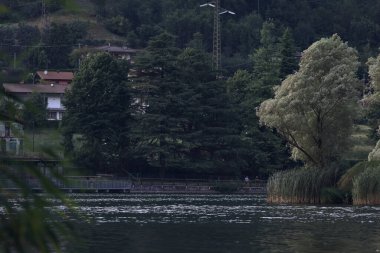 Alacakaranlıktaki Lakeshore parkında