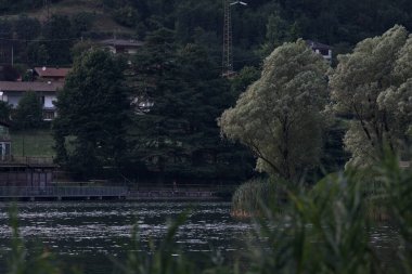 Alacakaranlıktaki Lakeshore parkında