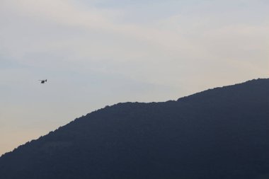 Helikopter ve dağ sırtı.