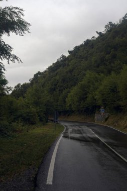 Yağmurda dağ yolu