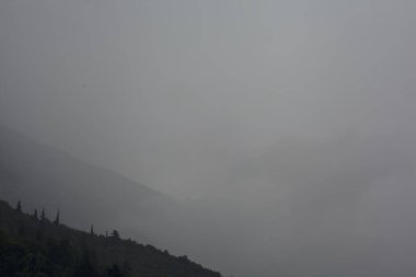 Yağmur yağarken dağ sırtları