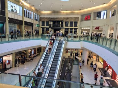 Dükkanları olan koridorlar ve gezinen ve gezen insanlar.