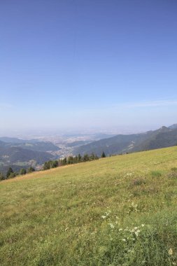 Güneşli bir günde Dağ tepeleri