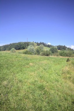 Telsiz direğiyle dağ zirvesi