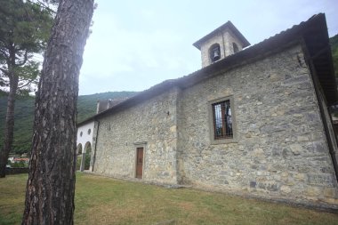 Bulutlu bir günde San Bernardino Kilisesi manzarası