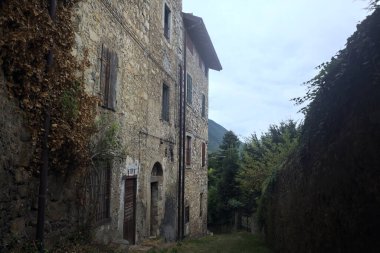 Taş duvarlar arasında yarım yamalak bir patika