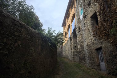 Taş duvarlar arasında yarım yamalak bir patika