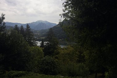 Dağlarda göl görünüyor