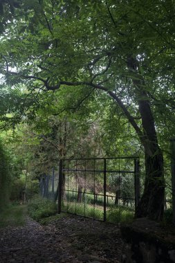 Parkın giriş kapısı.