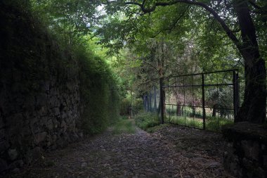 Parkın giriş kapısı.