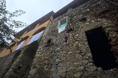 Taş duvarlar arasında yarım yamalak bir patika