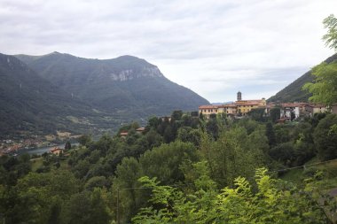Dağlardaki bir uçurumun tepesinde